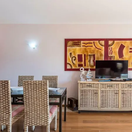 Luxury Apartment, Marina, & Pool