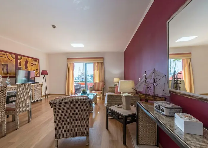 Luxury Apartment, Marina, & Pool *