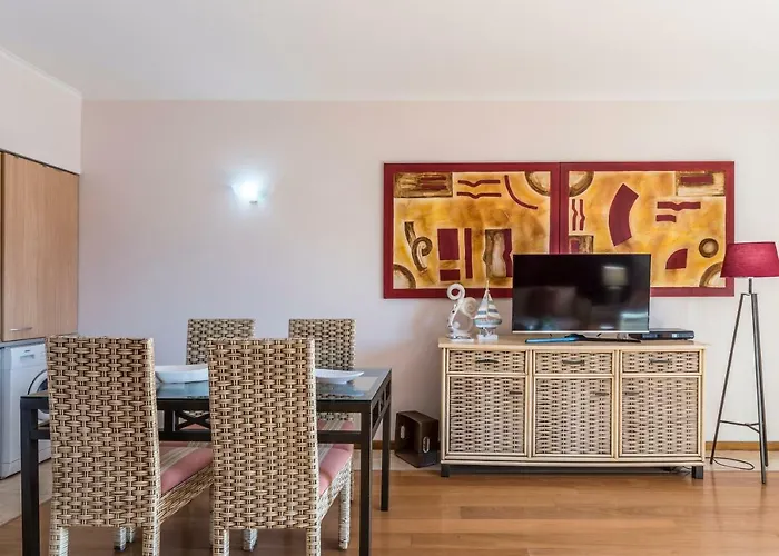 Luxury Apartment, Marina, & Pool